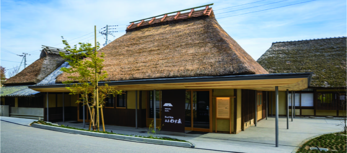 茅葺き屋根の民家で味わう、うどんと郷土料理